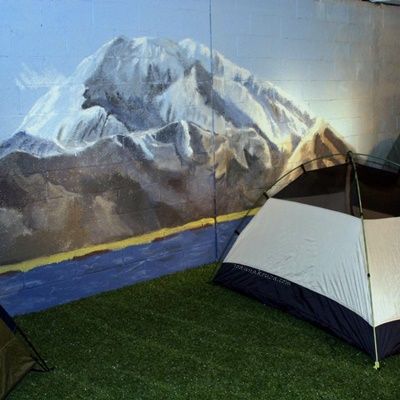 Mural – szczyt górski z namiotem